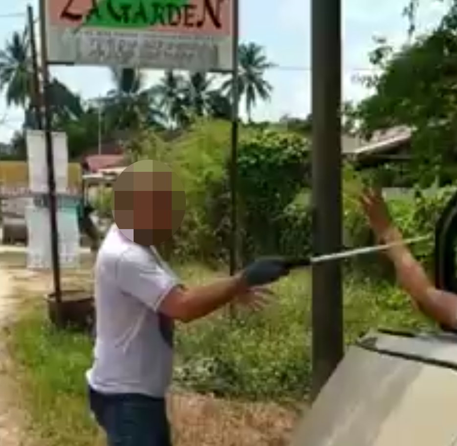 Kelantan Road Bully Violently Beats Up Kancil Driver Who Crashed Into Ditch For Overtaking Him - World Of Buzz