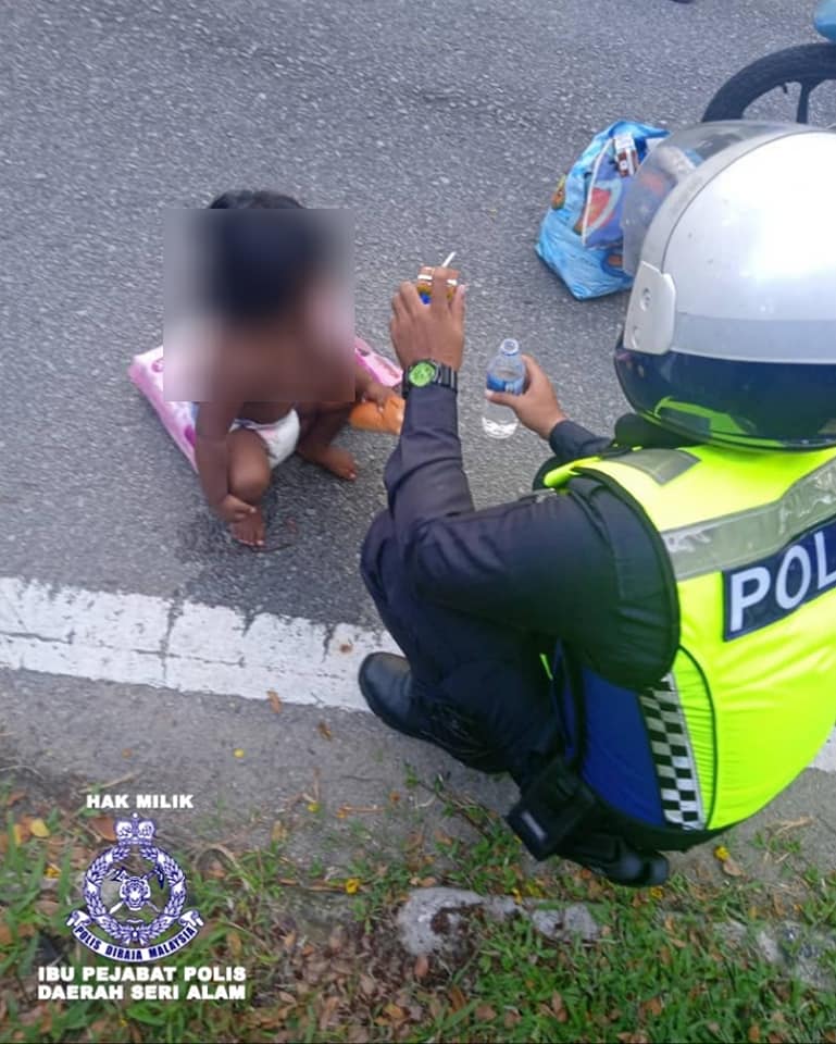 Kind Policemen Help Wandering Mum & Her Baby On The Streets, Buys Them Food & Diapers - WORLD OF BUZZ 1