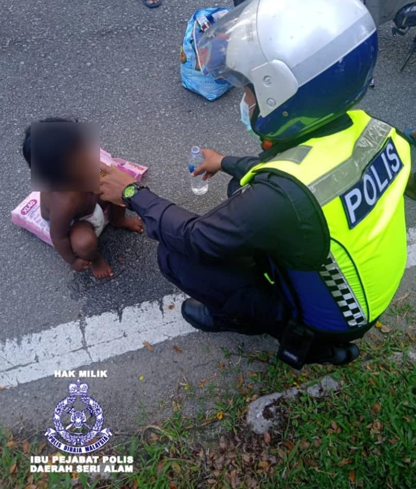 Kind Policemen Help Wandering Mum & Her Baby On The Streets, Buys Them Food & Diapers - WORLD OF BUZZ 2
