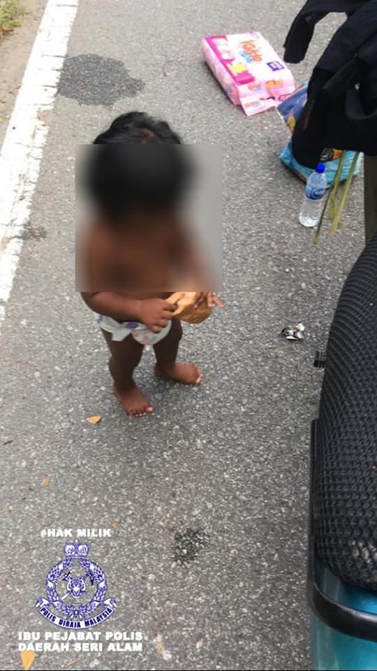 Kind Policemen Help Wandering Mum & Her Baby On The Streets, Buys Them Food & Diapers - WORLD OF BUZZ 3