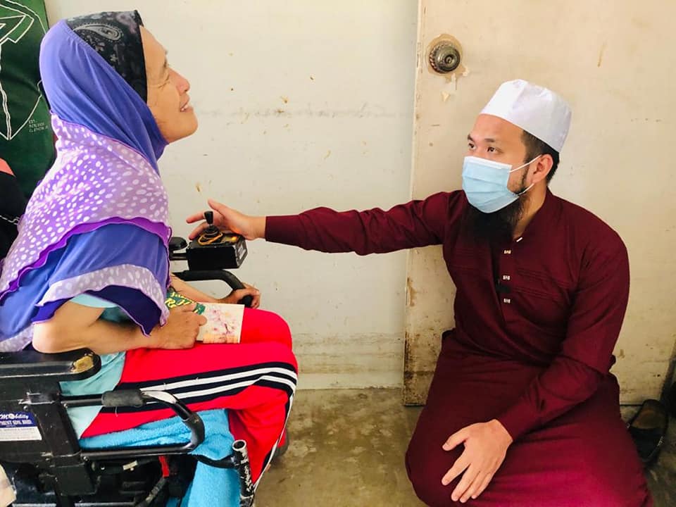 Kind Ustaz Offers Aid To Viral Oku Kakak Outside Nsk, Reveals She Only Sold Kacang To Survive - World Of Buzz 1