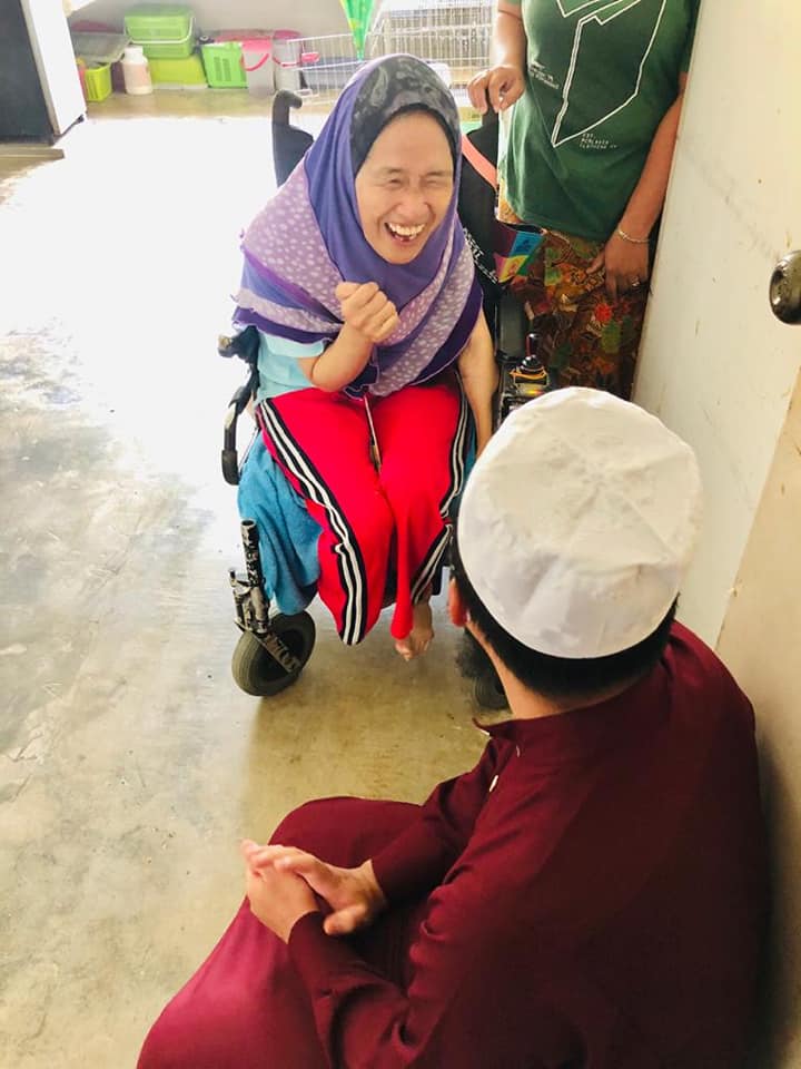 Kind Ustaz Offers Aid To Viral Oku Kakak Outside Nsk, Reveals She Only Sold Kacang To Survive - World Of Buzz 2