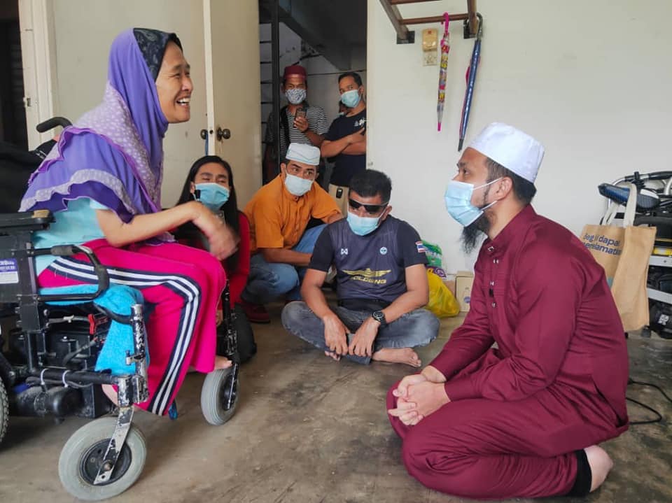 Kind Ustaz Offers Aid To Viral Oku Kakak Outside Nsk, Reveals She Only Sold Kacang To Survive - World Of Buzz