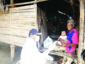MCO: Orang Asli Families Move To The Jungle From Lack Of Food, Parliament Member Steps In To Help - WORLD OF BUZZ 4
