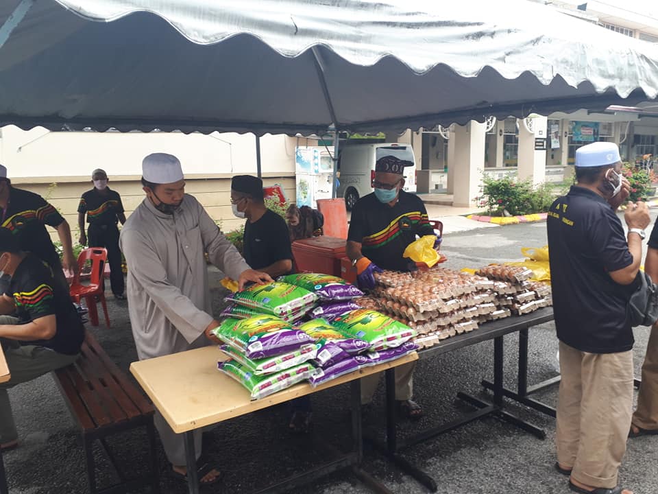 Mosque In PJ Offers Help To The Underprivileged Difficulties During MCO, Draws Praise From Netizens - WORLD OF BUZZ 1