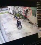M'sians Beware! Motorist Spotted Climbing Into Rawang House To Steal Gas Tank In Broad Daylight - WORLD OF BUZZ 4