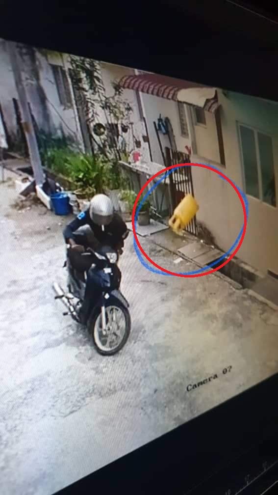 M'sians Beware! Motorist Spotted Climbing Into Rawang House To Steal Gas Tank In Broad Daylight - WORLD OF BUZZ 1