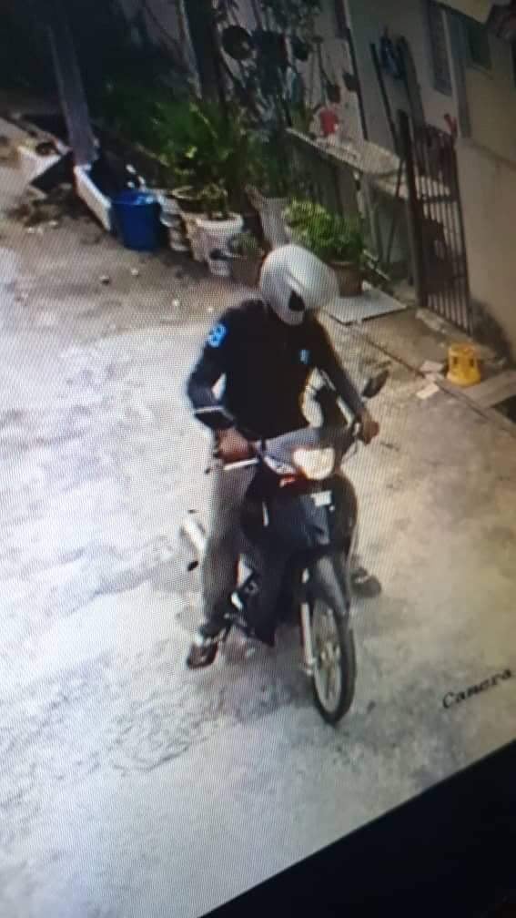 M'sians Beware! Motorist Spotted Climbing Into Rawang House To Steal Gas Tank In Broad Daylight - World Of Buzz 2