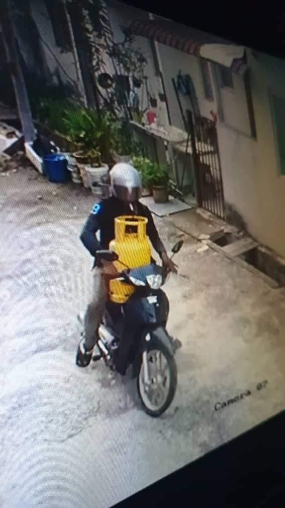 M'sians Beware! Motorist Spotted Climbing Into Rawang House To Steal Gas Tank In Broad Daylight - WORLD OF BUZZ 3