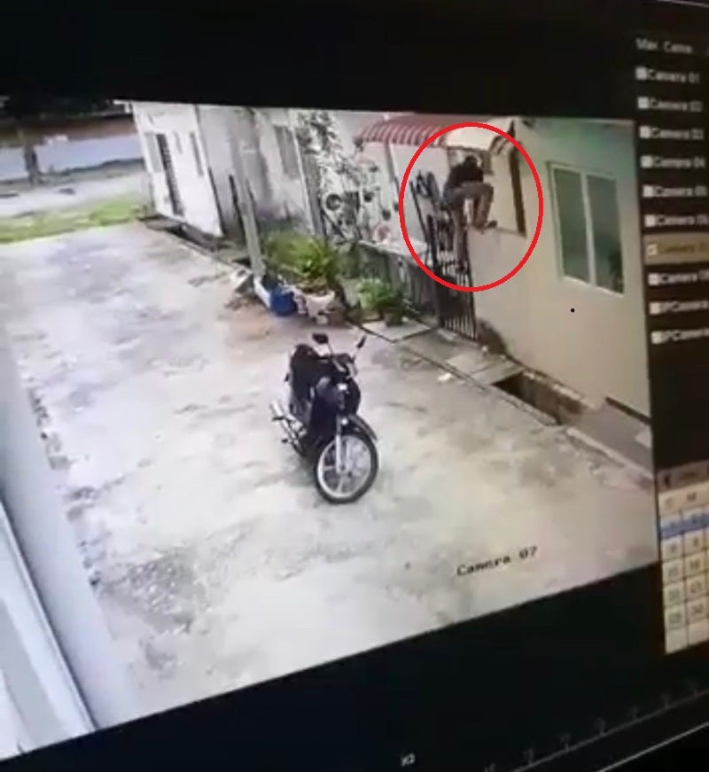 M'sians Beware! Motorist Spotted Climbing Into Rawang House To Steal Gas Tank In Broad Daylight - World Of Buzz