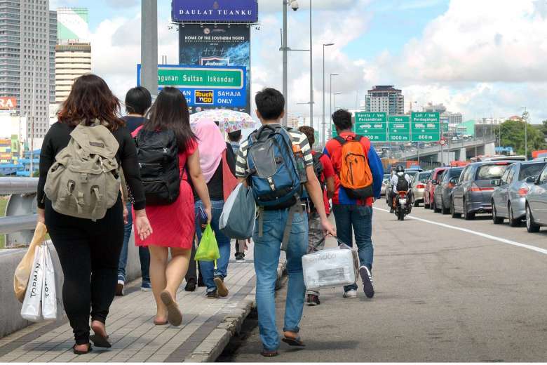 M'sians Struggling From Working In Singapore Expected To Travel Back On Foot This Evening - WORLD OF BUZZ