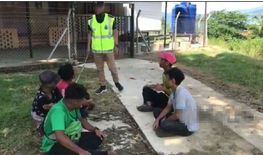 PDRM Officer Who Caned & Stopped Teens From Going Home For Violating MCO To Face Consequences - WORLD OF BUZZ