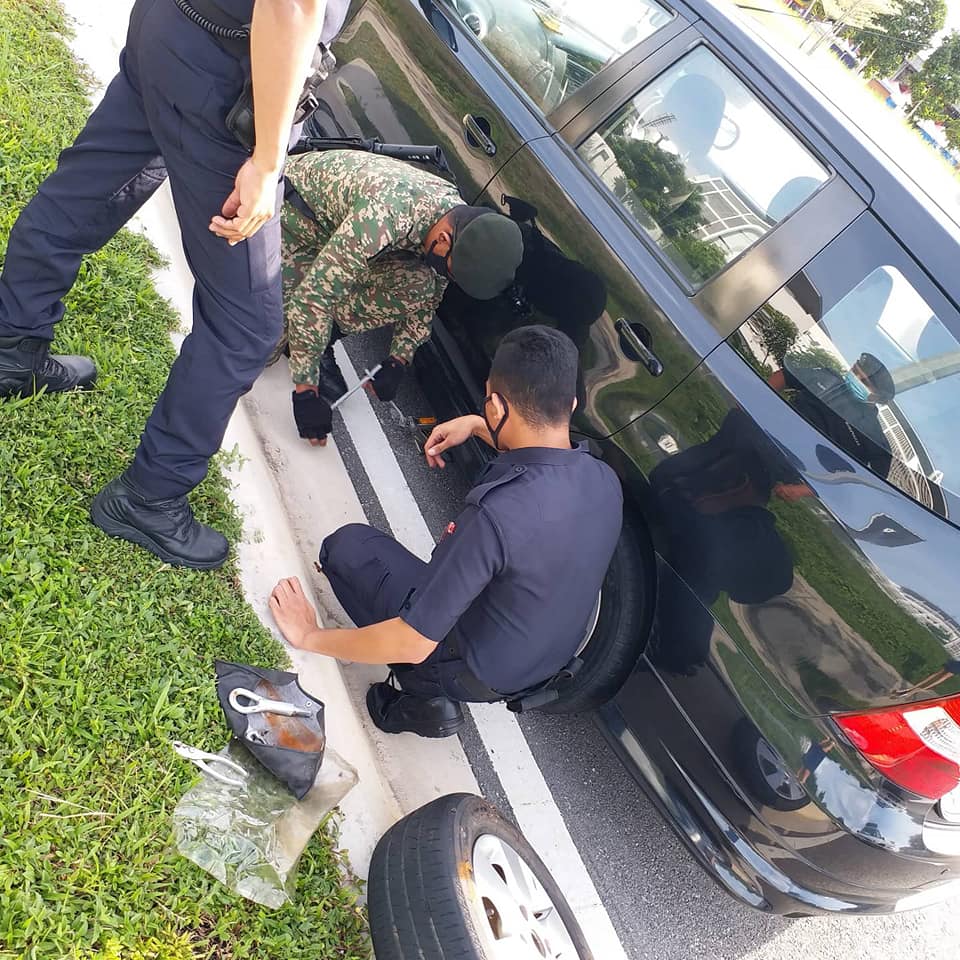 PDRM Officers & Army "Oppa" Selflessly Helps Malaysia Doctor To Replace Burst Tyre - WORLD OF BUZZ 1