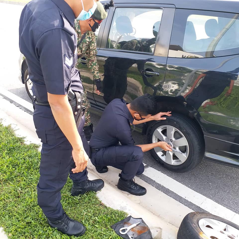 PDRM Officers & Army "Oppa" Selflessly Helps Malaysia Doctor To Replace Burst Tyre - WORLD OF BUZZ