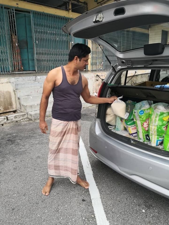 Unpaid Foreign Workers In M'sia Cook Raw Papaya Leaves To Stave Off Starvation During Mco - World Of Buzz 1