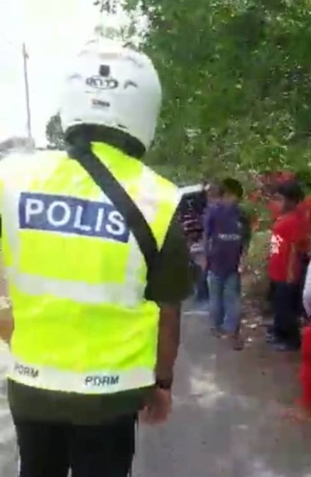 Watch: M'sian Police Scold Kids For Disobeying MCO, Helps Them By Buying Their Products - WORLD OF BUZZ