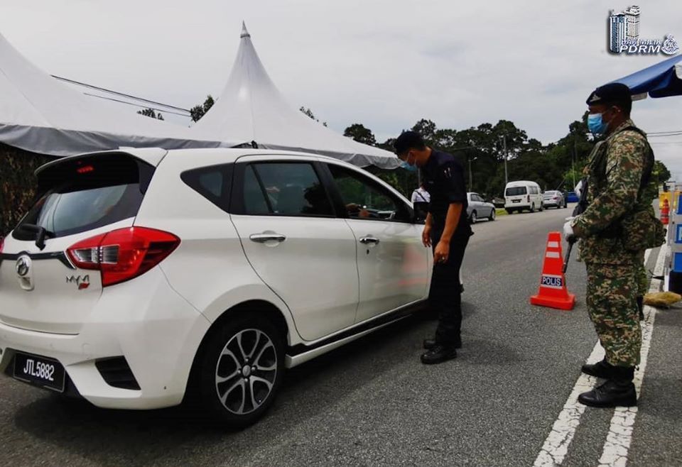 malaysian police roadblocks mco