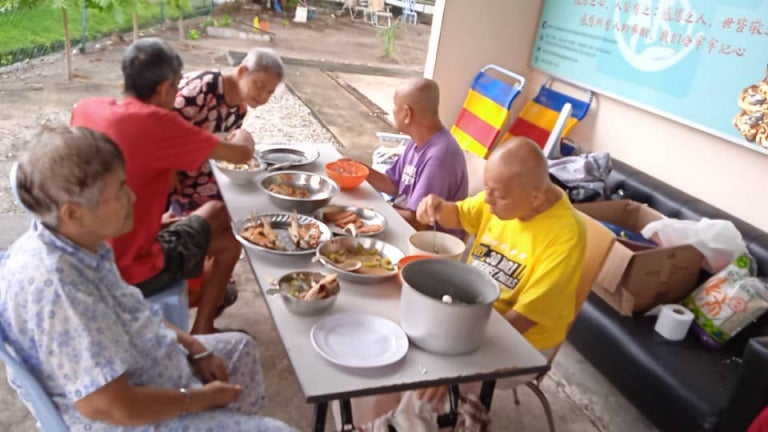 This Old Folks Home In Serdang Houses The Elderly For Free & They Need ...