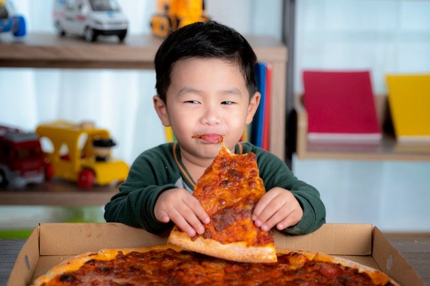 asian boy eating pizza pizza box put table 167657 621