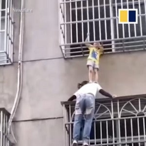 China woma help toddler hanging from window 1