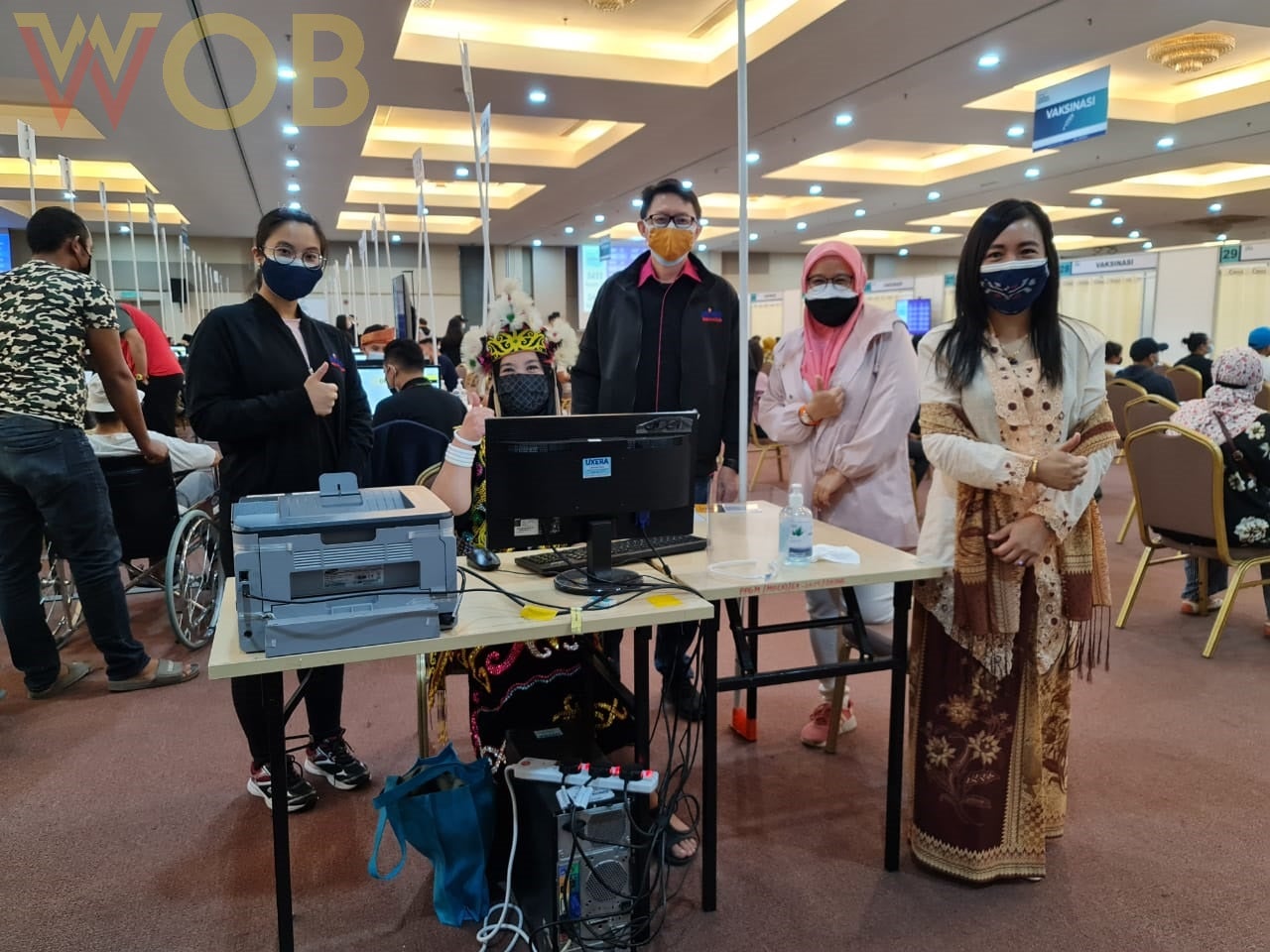 PPV UNIMAS staff welcoming people while dressed in their traditional clothes 3