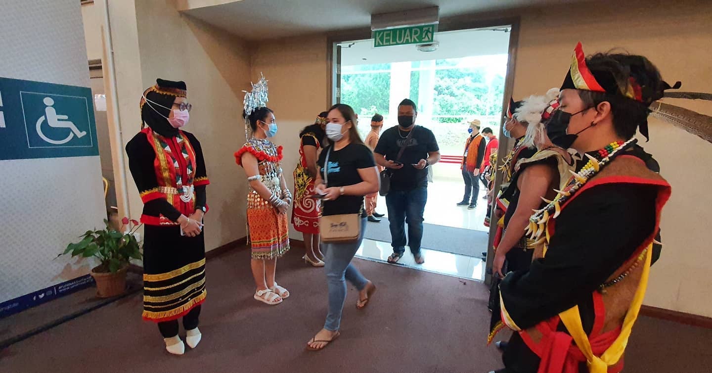 PPV UNIMAS staff welcoming people while dressed in their traditional clothes