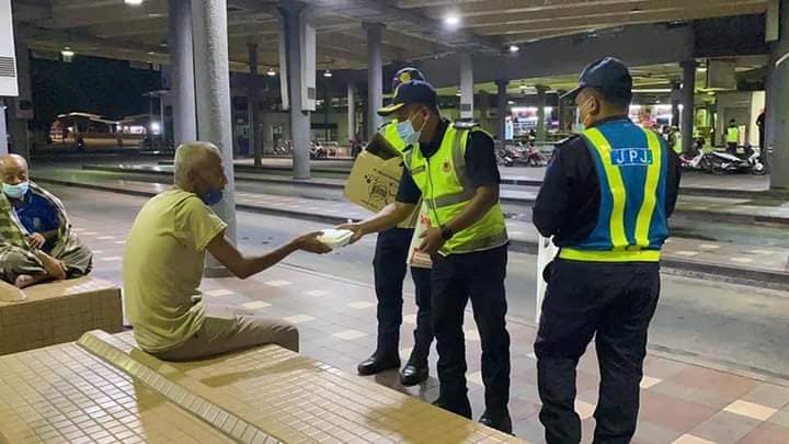jpj hand out food to homeless 1