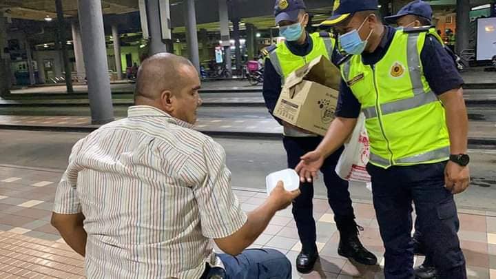 jpj hand out food to homeless 2