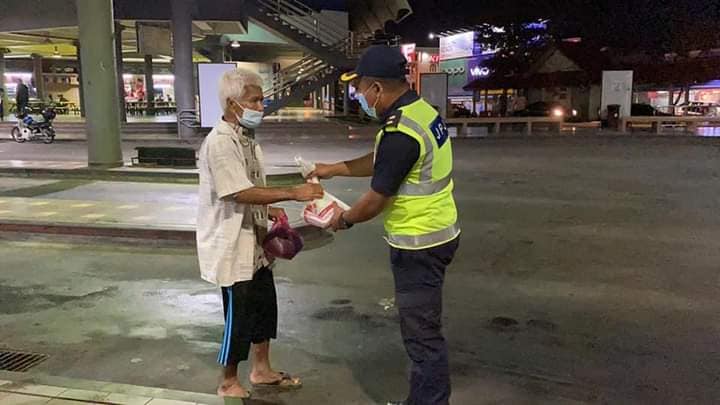 jpj hand out food to homeless 3
