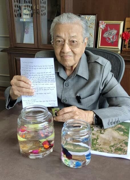 tun m with betta fish and cheng jia yungs note
