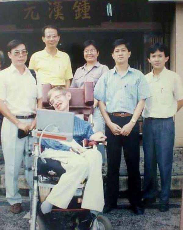 Stephen Hawking Melawat Jururawat Beliau Di Ipoh Secara Rahsia
