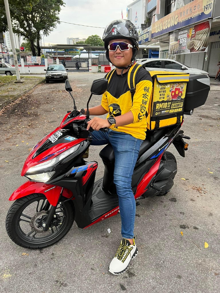 Food Rider Man M'sian Who Insulted Food Delivery Riders Keeps His Promises & Becomes A ...