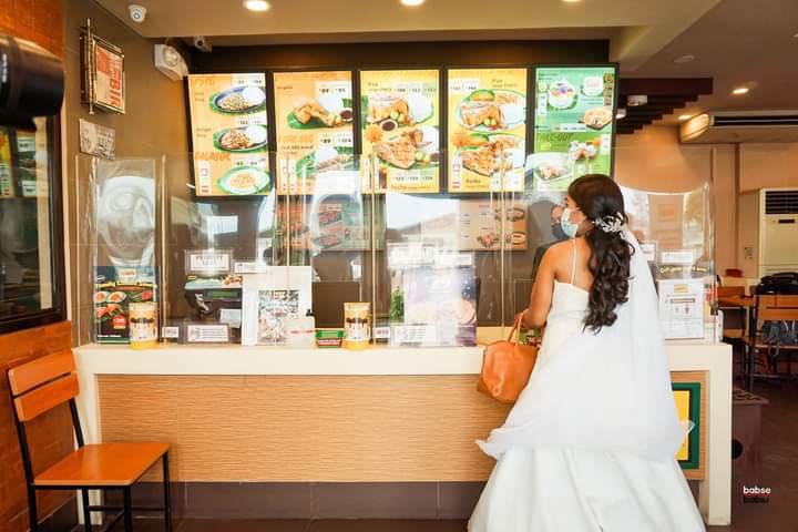 filipino couple has their wedding in fast food restaurant 10