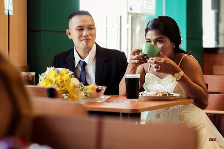 filipino couple has their wedding in fast food restaurant 11