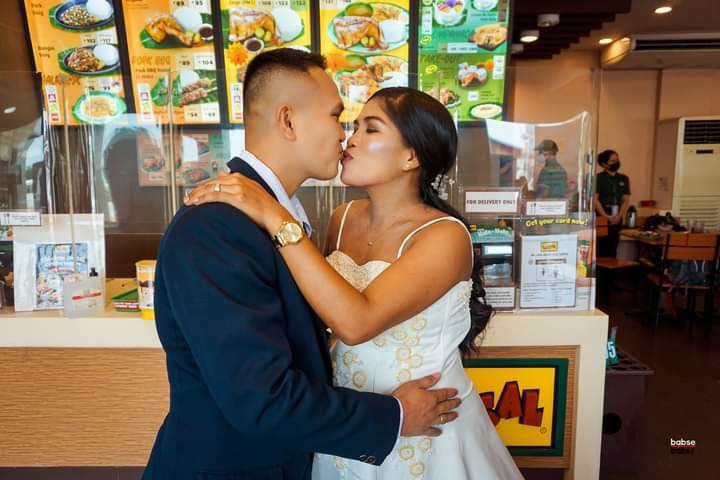 filipino couple has their wedding in fast food restaurant 12
