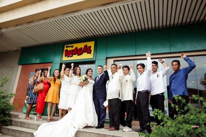 filipino couple has their wedding in fast food restaurant 5