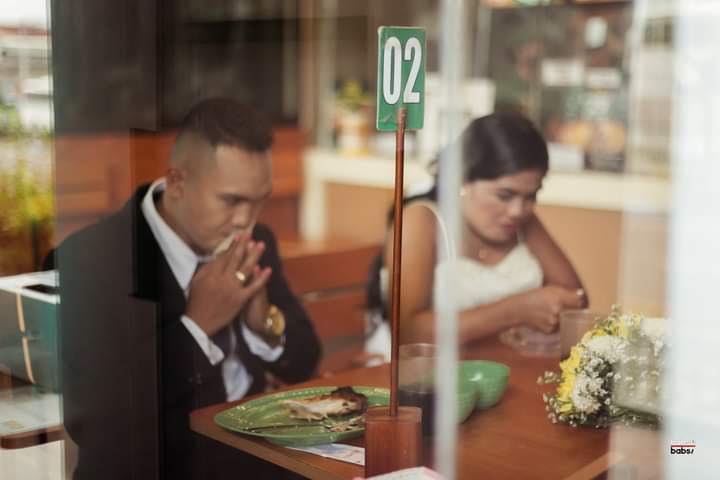 filipino couple has their wedding in fast food restaurant 6