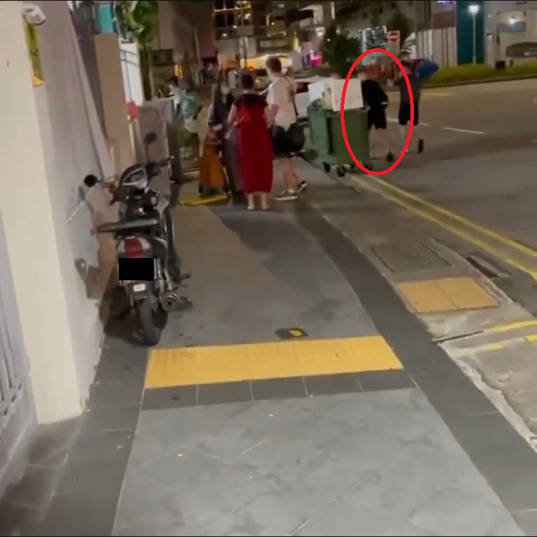 Foreigner Flip Sign Towards Kid In Singapore 1