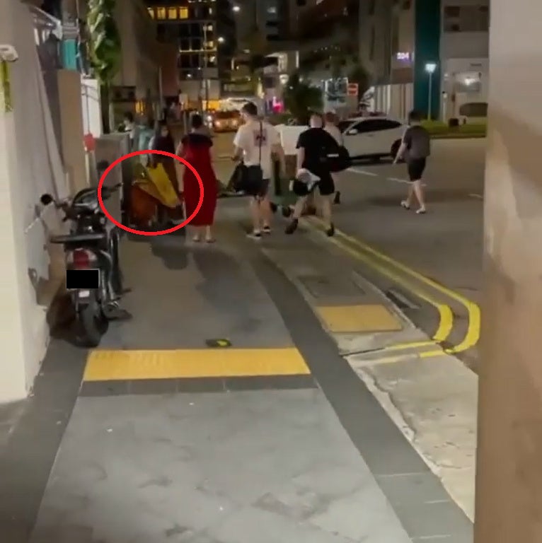 Foreigner Flip Sign Towards Kid In Singapore 3
