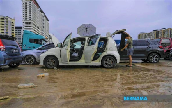 BERNAMA Perodua Myvi flood