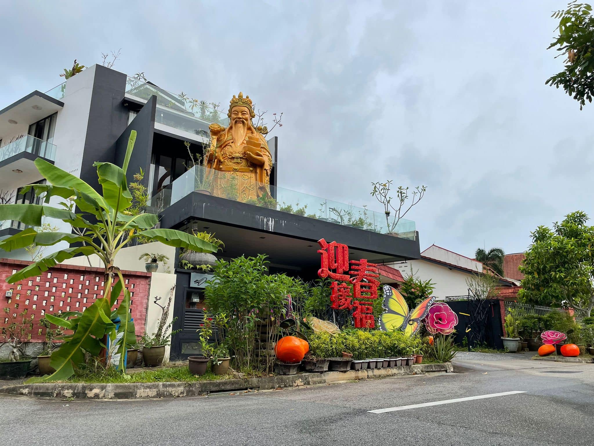singapore house god of prosperity