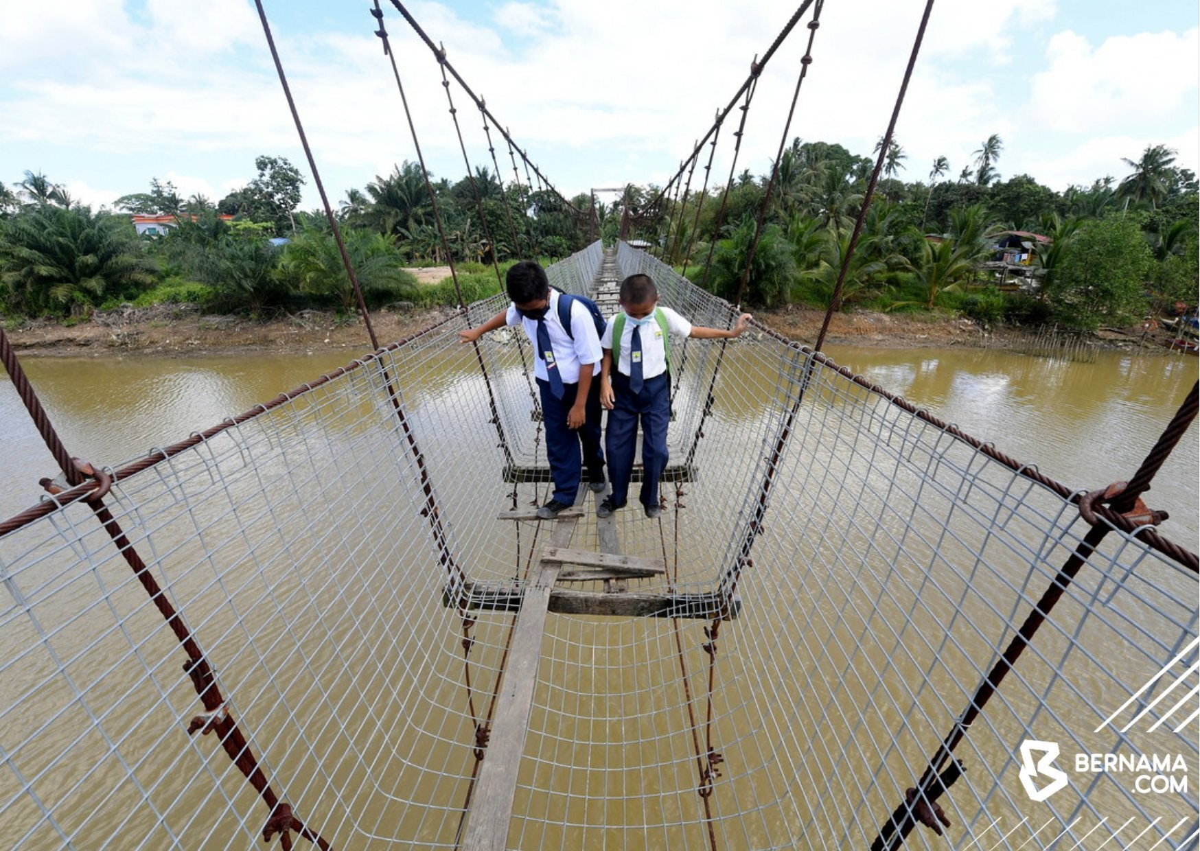 Students Crossing Dangerous Bridge To Get To School 1