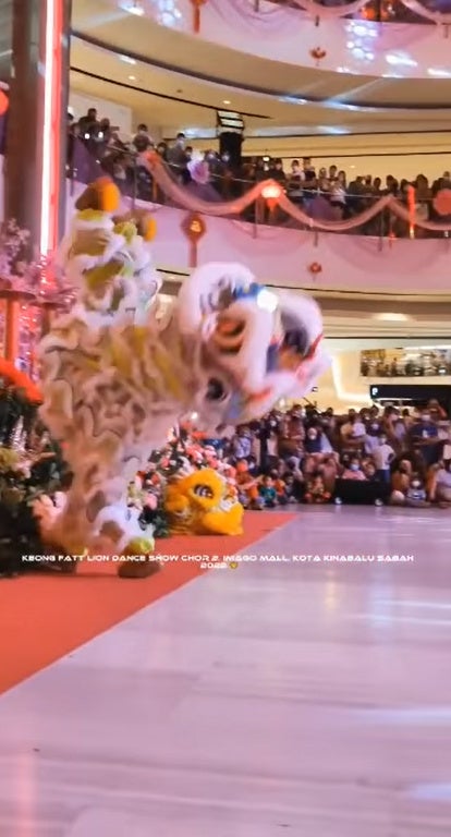 lion dance fall in kk 4