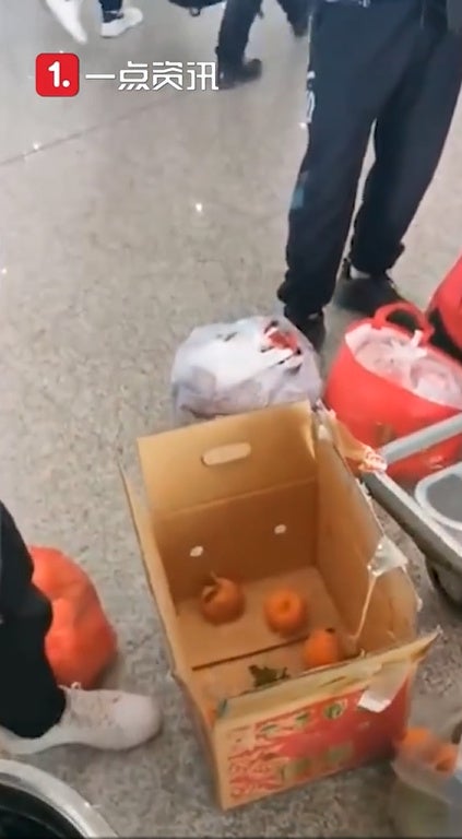 travellers in china eat oranges to not pay for luggage fees 3