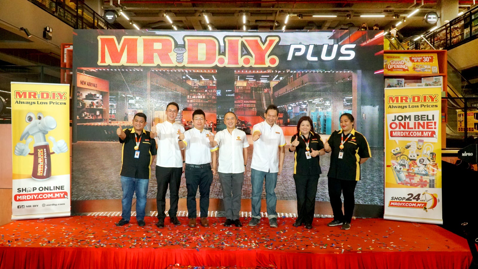 MR D.I.Y. Group during the Grand Opening of MR. D.I.Y. PLUS at Mid Valley Megamall From left to right Mohamad Nurdin Area Manager Retail Management Leo Gan Vice President Business Development
