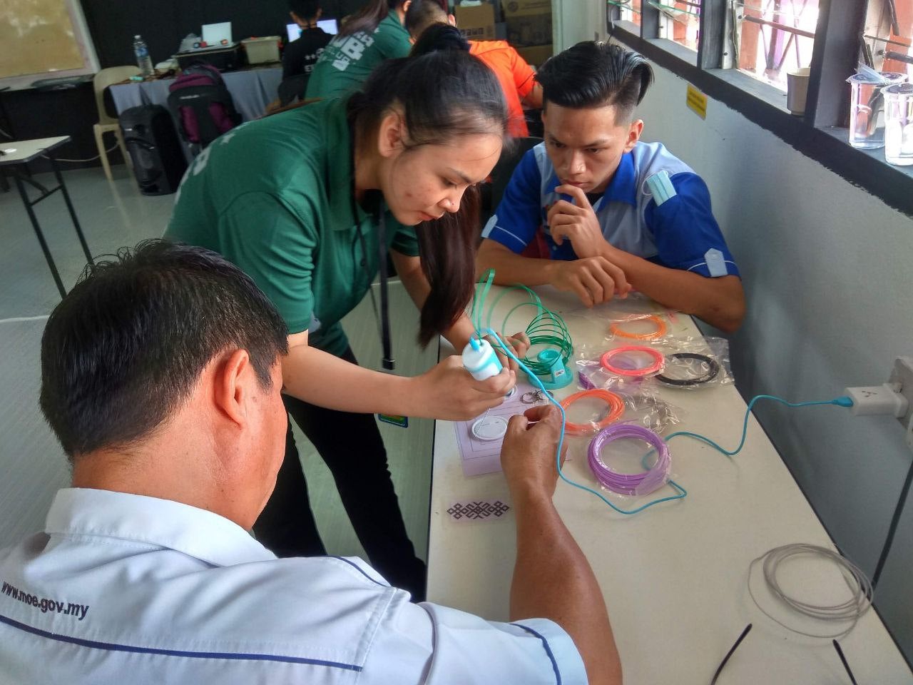 Photo In Action Alesyah Teaching Students And Teachers How To Use 3D Printing Pen 1
