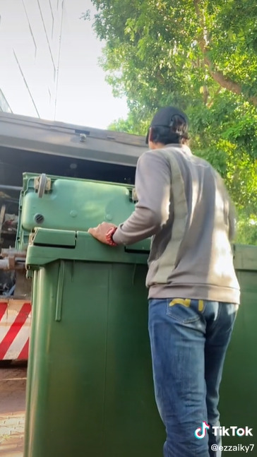Garbage Collector In Singapore 2