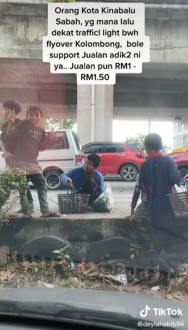 kid in sabah sell mangoes 1