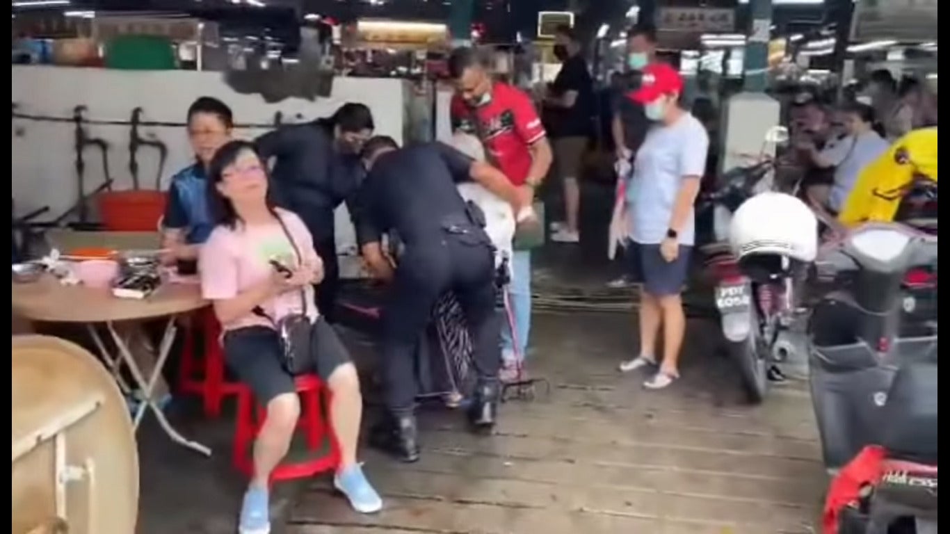 Police Officer Help Lady And Give Her Money 6