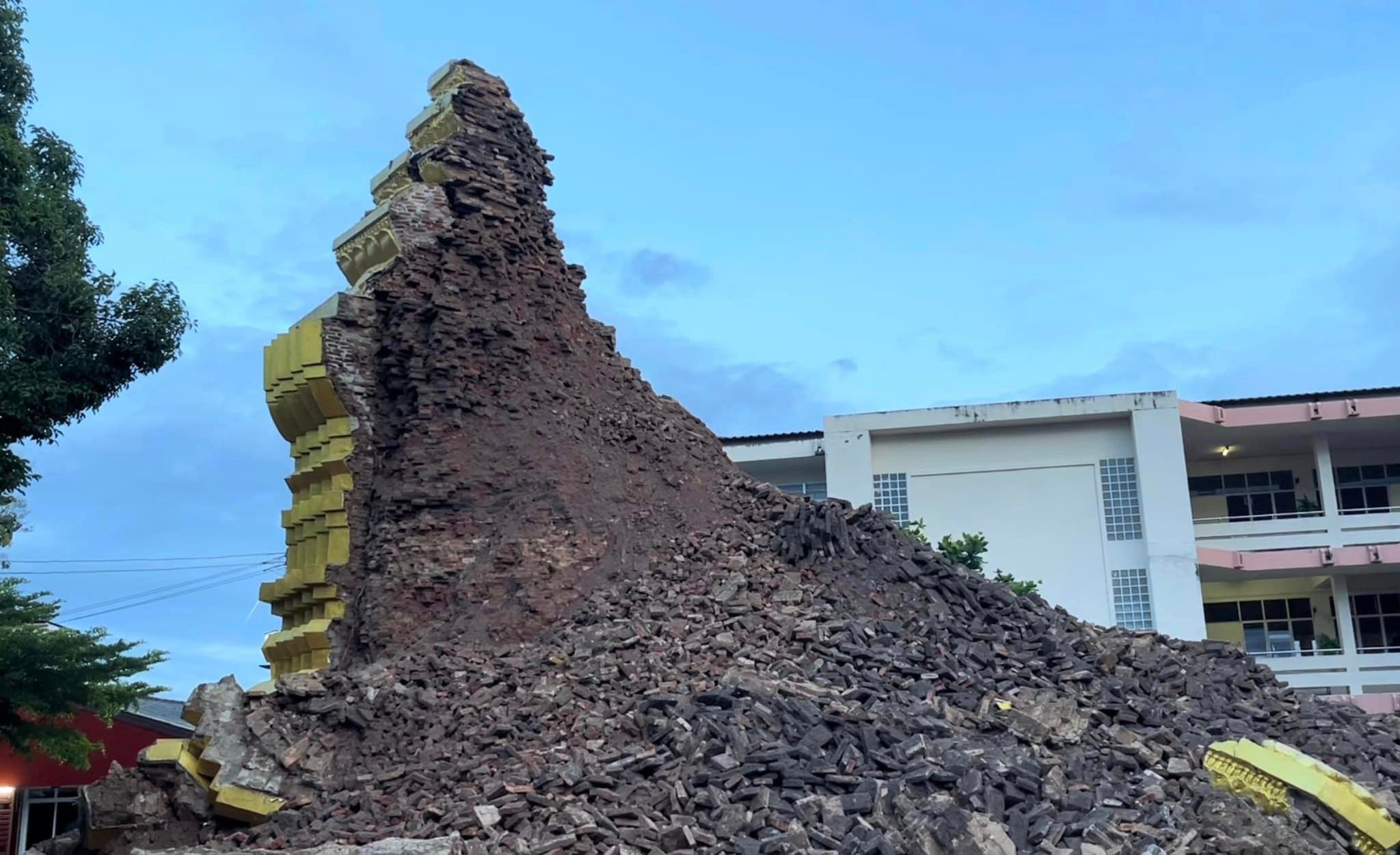 thai pagoda collapse 5